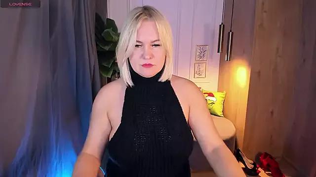 YolandaKiss from StripChat is Freechat